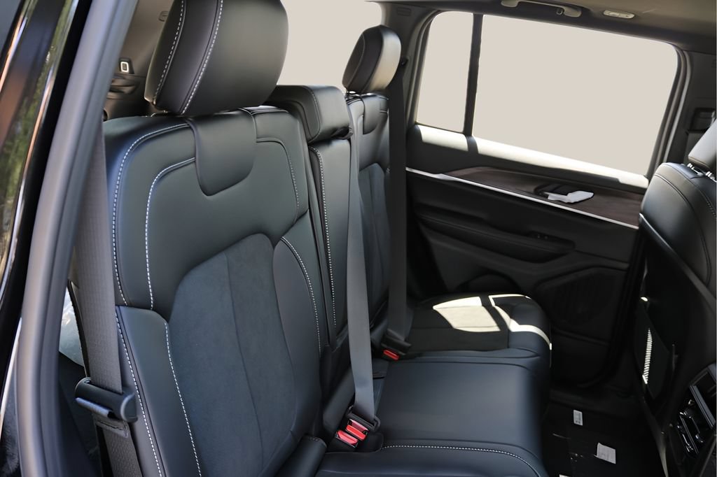 New 2027 Jeep Grand Cherokee Altitude AWD/4WD image 18