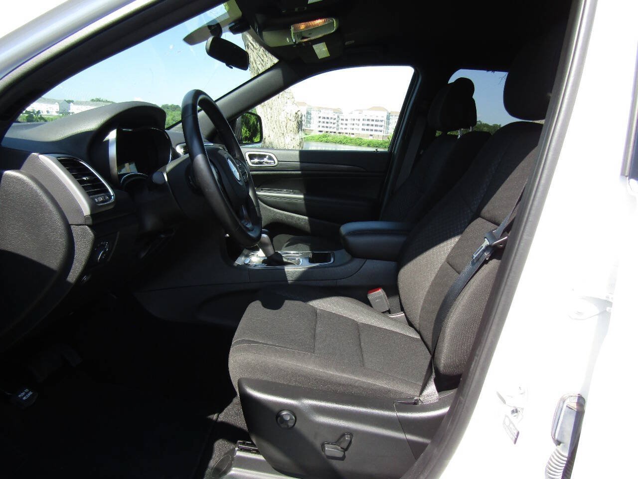 Used 2021 Jeep Grand Cherokee Laredo AWD/4WD image 10