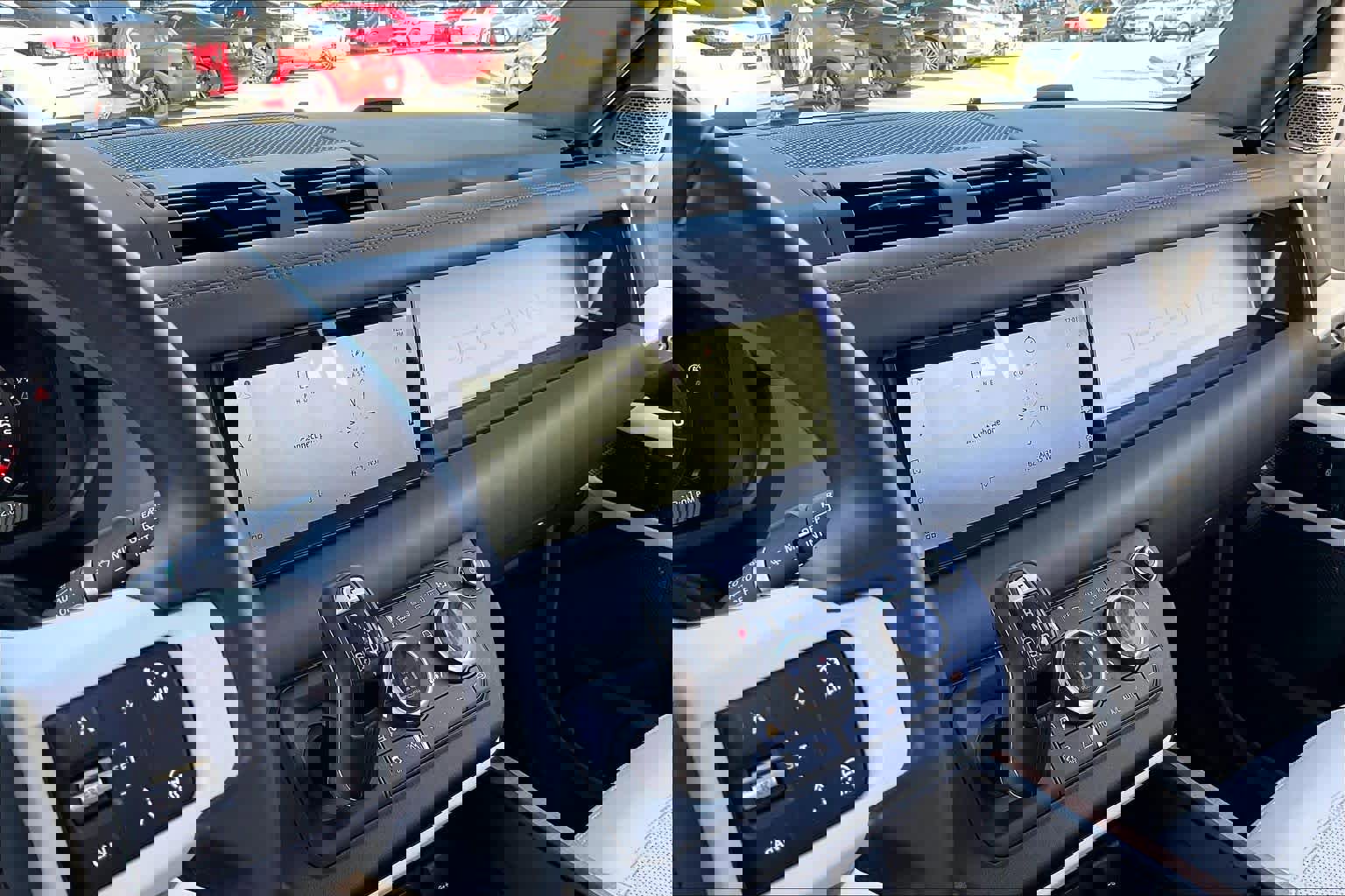 Used 2023 Land Rover Defender 110 SE image 5