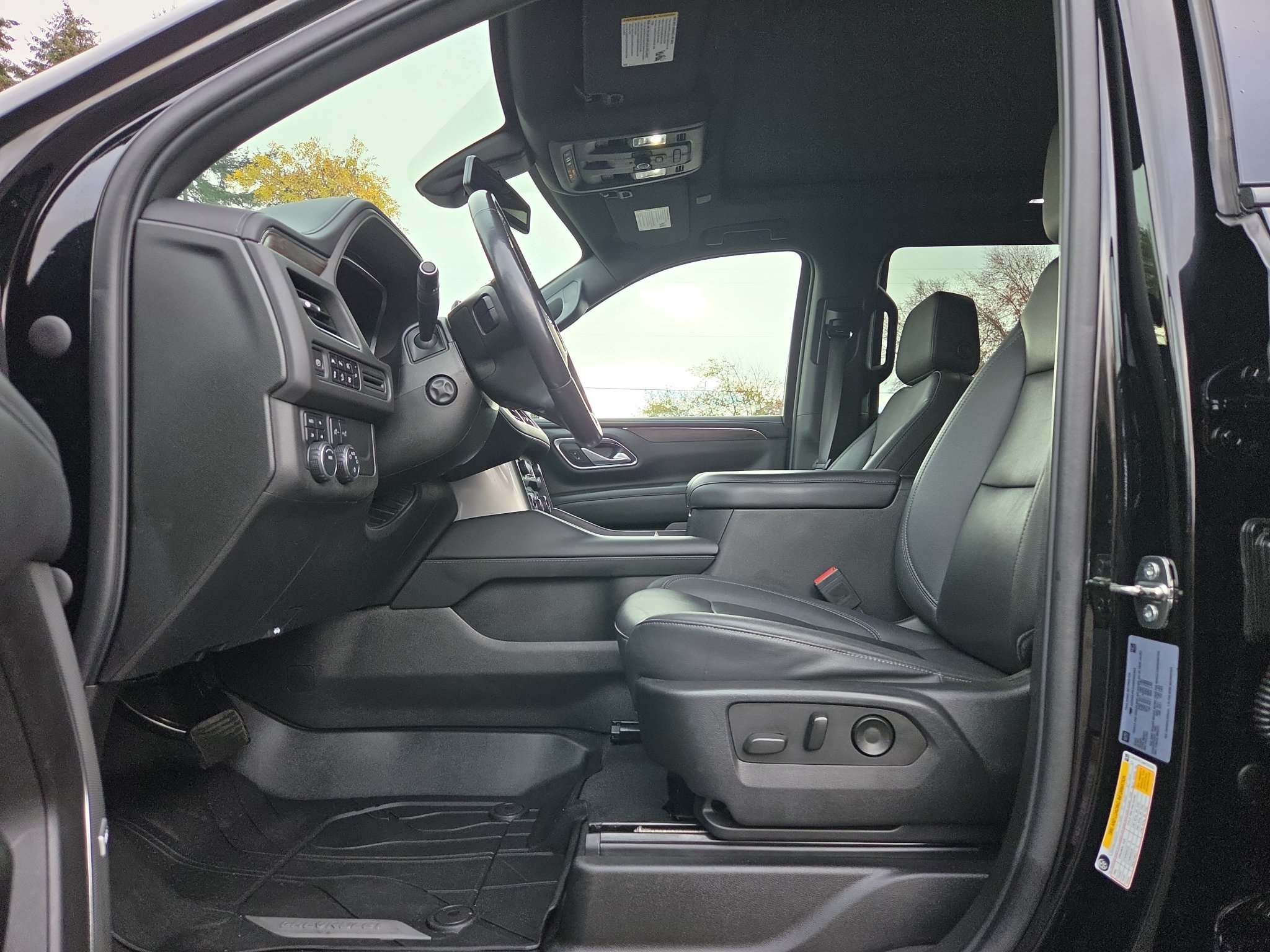 Used 2022 Chevrolet Tahoe Z71 w/ Luxury Package AWD/4WD image 22