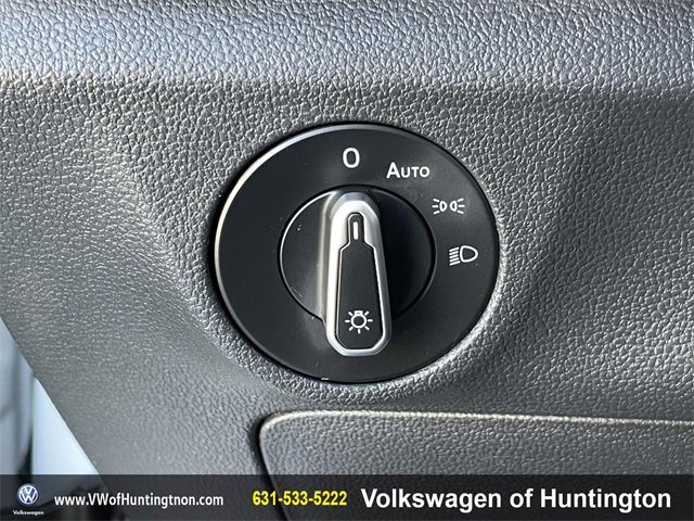 Certified 2025 Volkswagen Jetta SE w/ Sunroof Package image 16