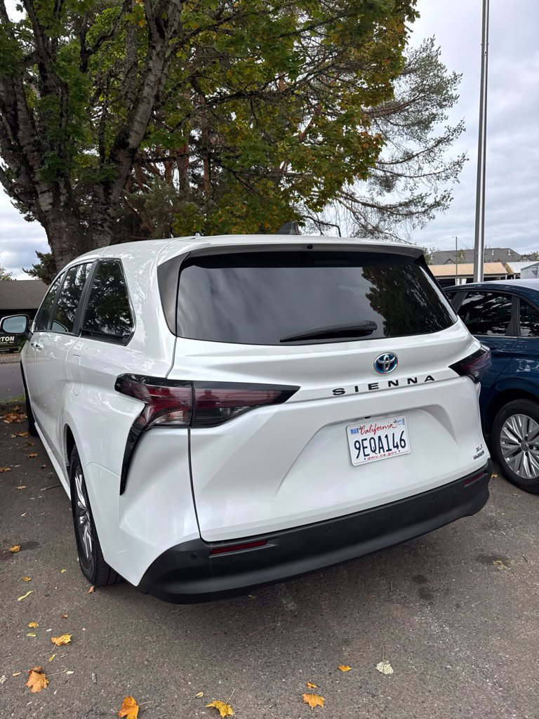 Used 2023 Toyota Sienna XLE FWD image 3