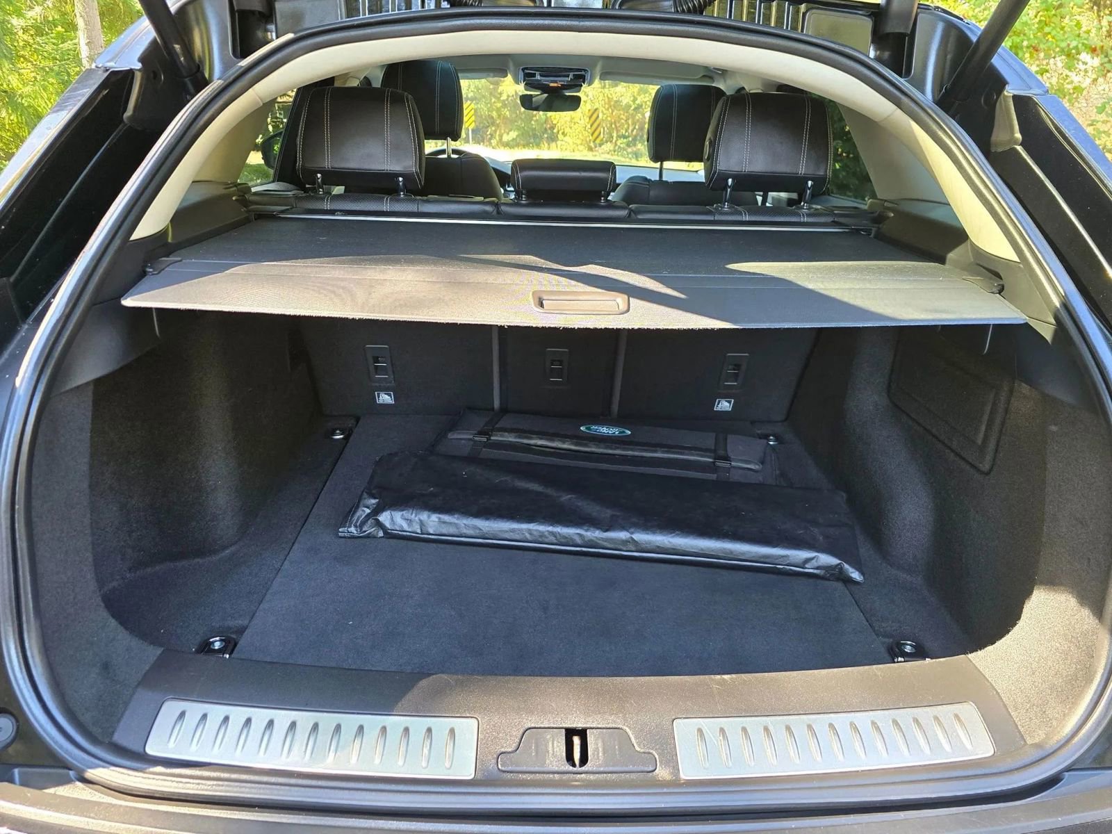 Used 2018 Land Rover Range Rover Velar S image 32