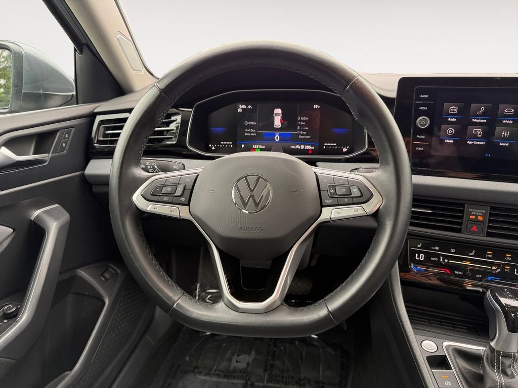 Used 2025 Volkswagen Jetta SE FWD image 13