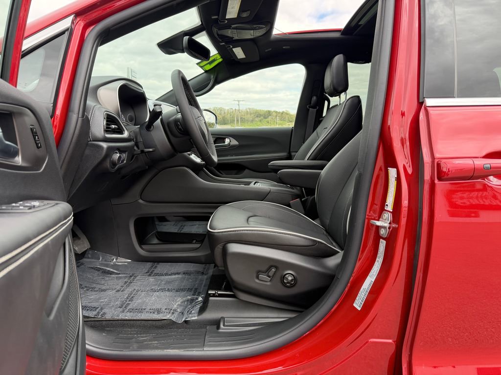 New 2027 Chrysler Pacifica Limited AWD/4WD image 17