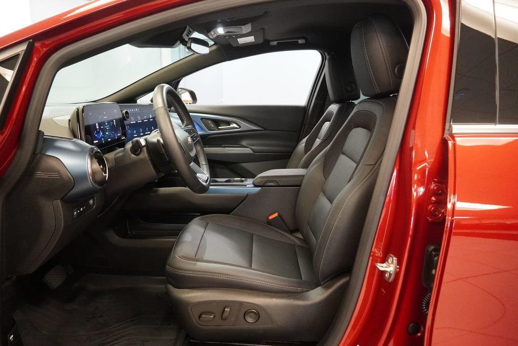 New 2026 Chevrolet Equinox EV LT w/ LPO, Blackout Package FWD image 5