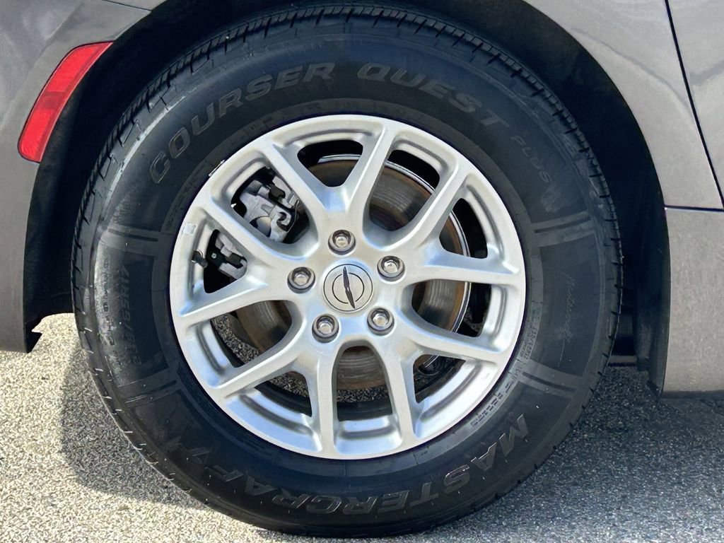 Used 2023 Chrysler Pacifica Touring-L image 7