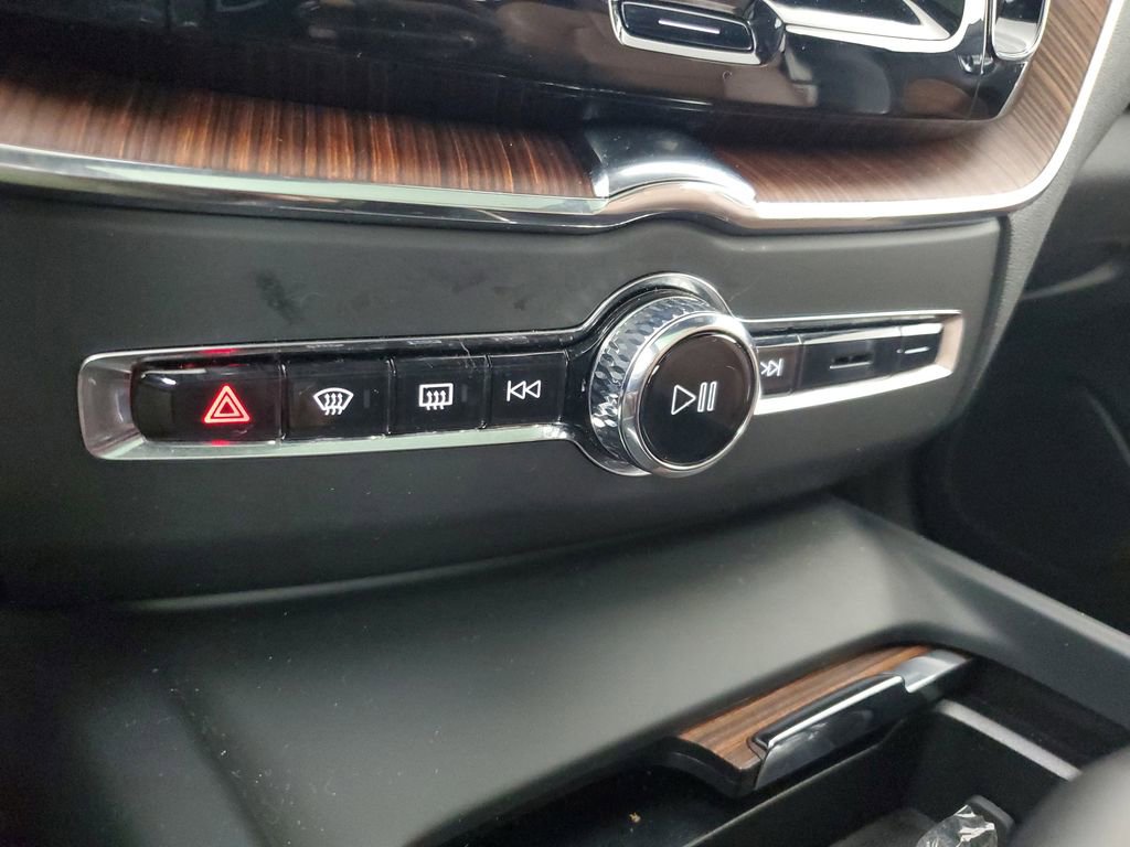 Certified 2025 Volvo XC60 B5 Plus image 32