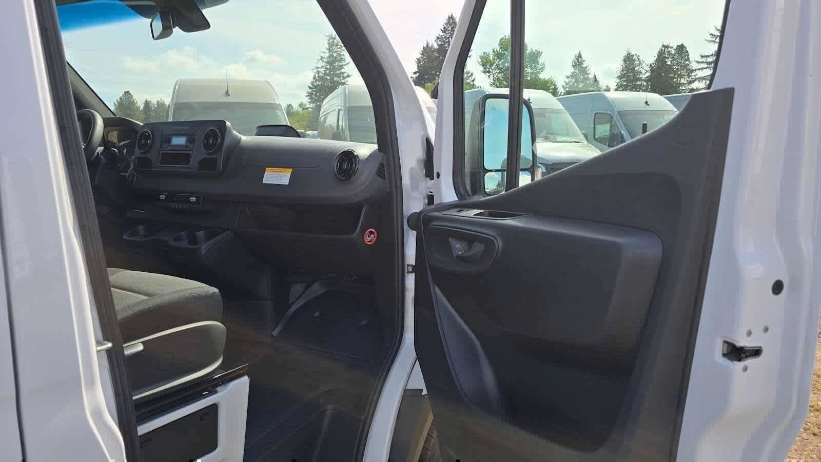 Used 2025 Mercedes-Benz Sprinter 2500 image 10
