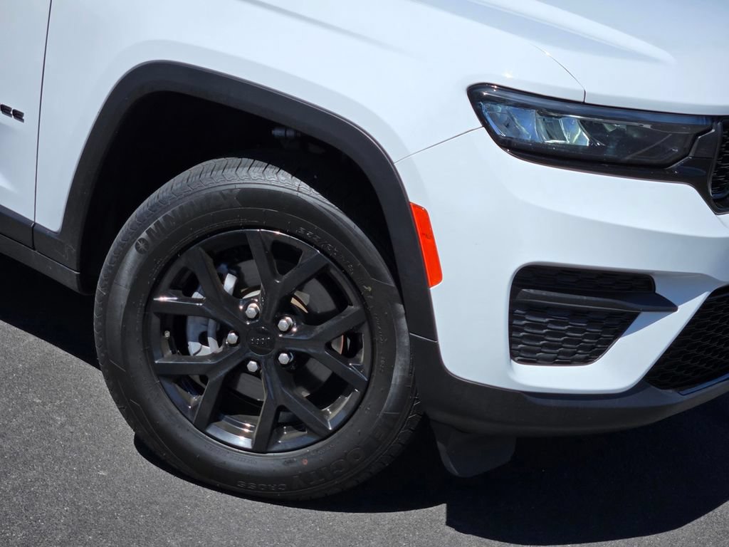 Used 2024 Jeep Grand Cherokee Altitude AWD/4WD image 9