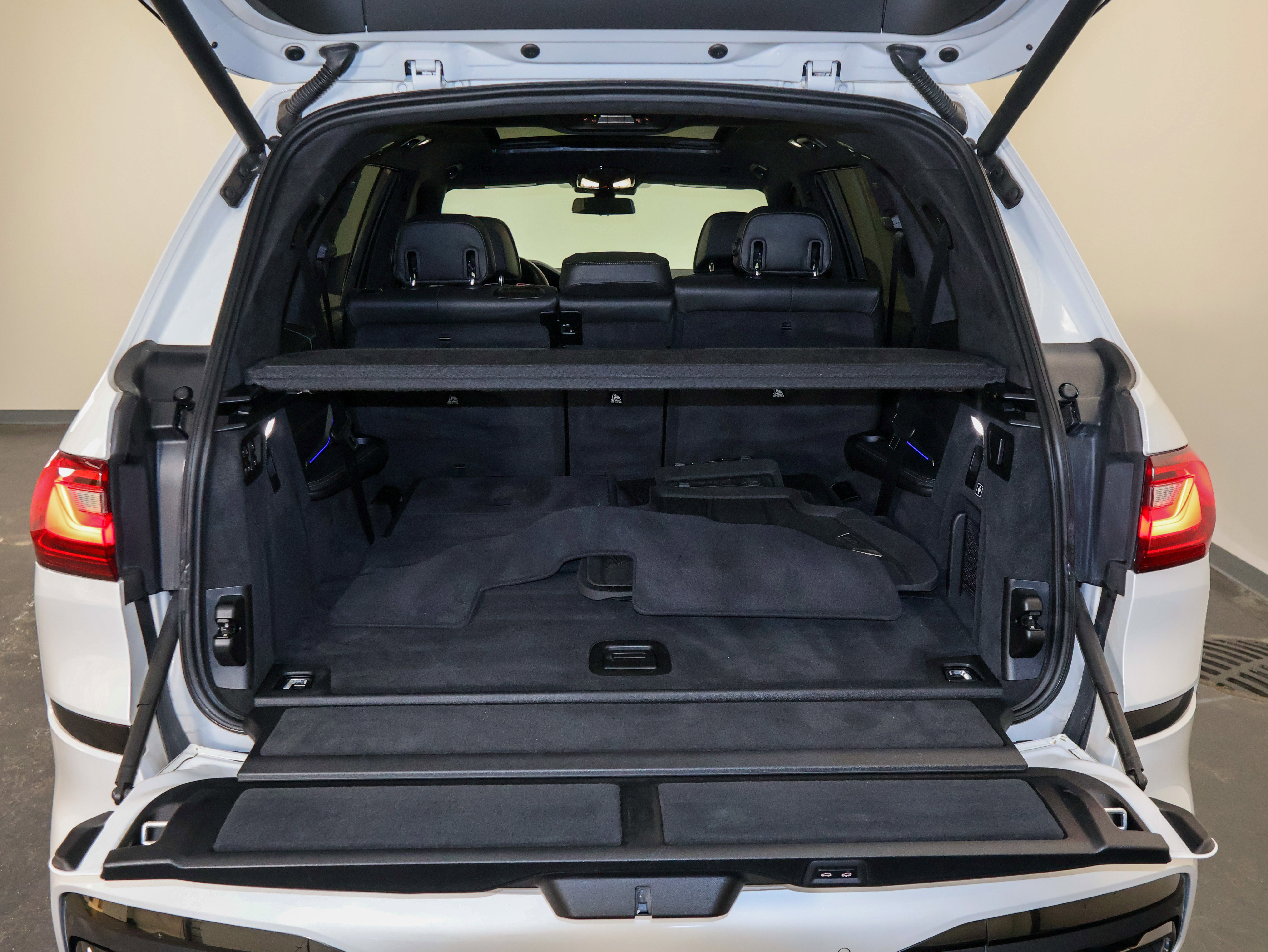 Used 2021 BMW X7 M50i image 11