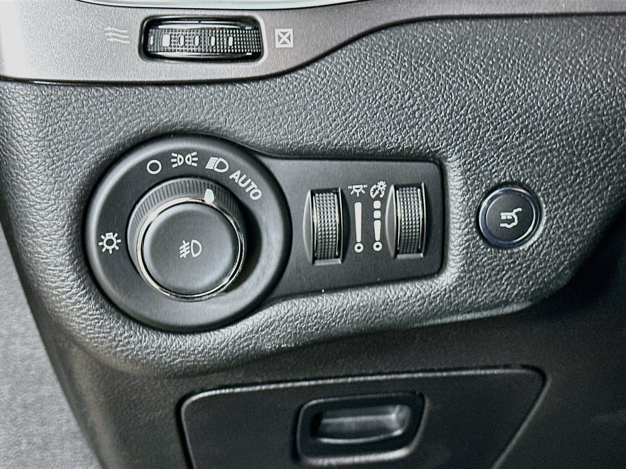 Used 2019 Jeep Cherokee Latitude Plus w/ Comfort/Convenience Group AWD/4WD image 10