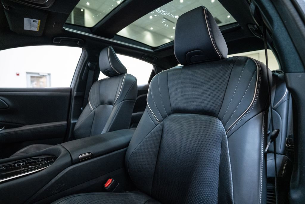 Certified 2024 Toyota Crown Limited image 4