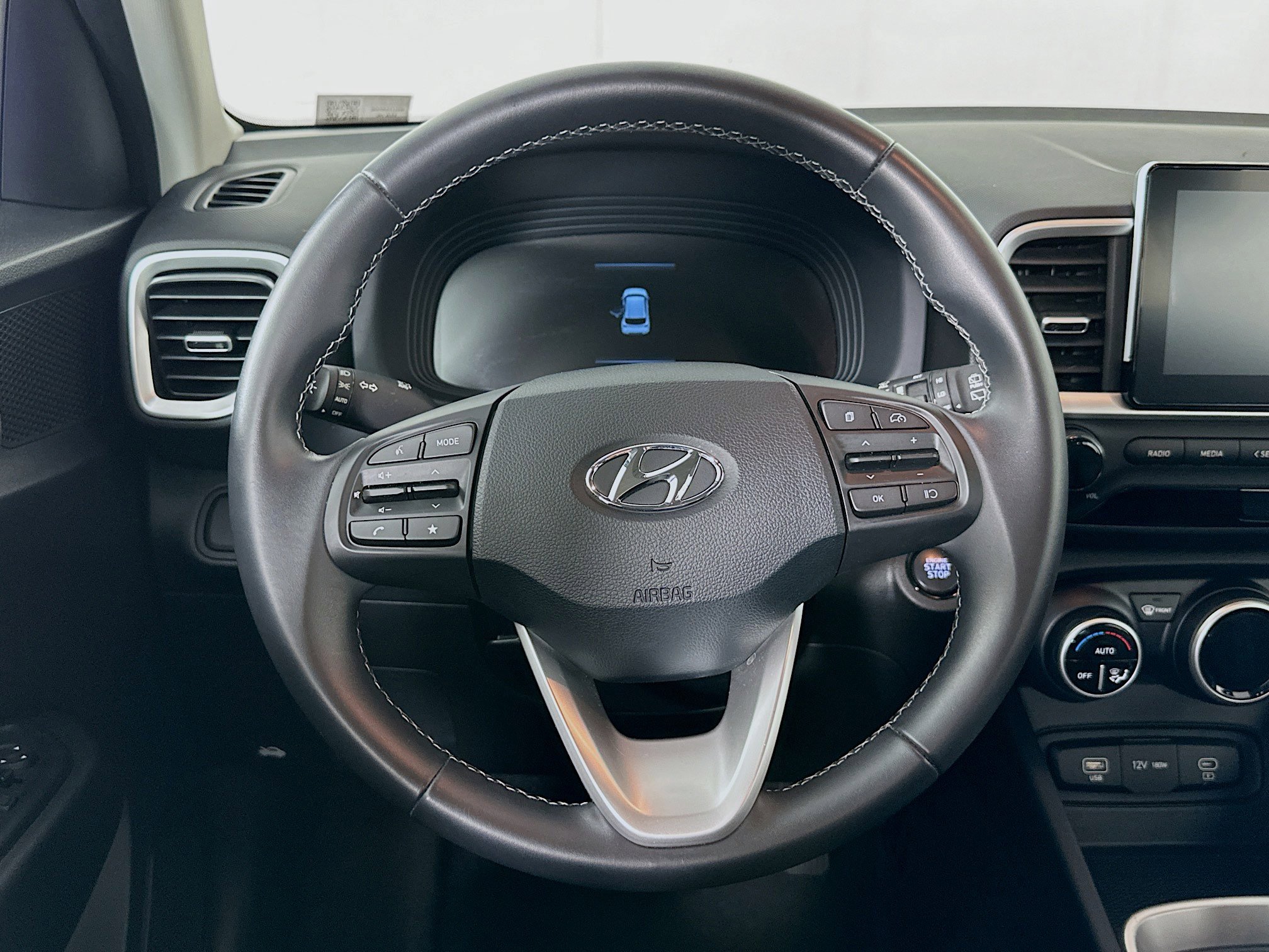 Used 2025 Hyundai Venue SEL image 18