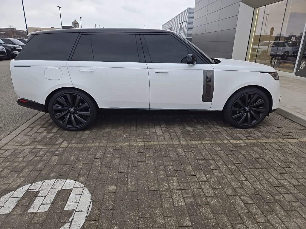 Used 2023 Land Rover Range Rover SV image 4