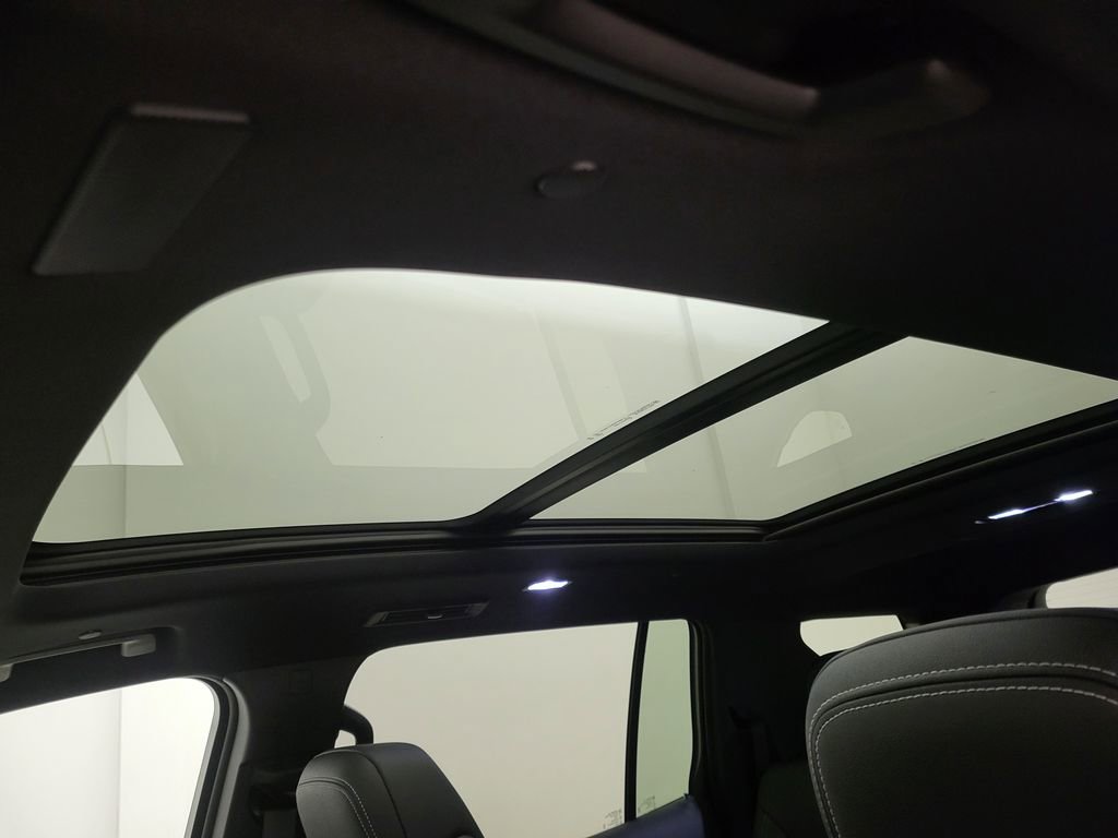 New 2026 Chevrolet Traverse LT w/ Sun and Wheel Package image 13