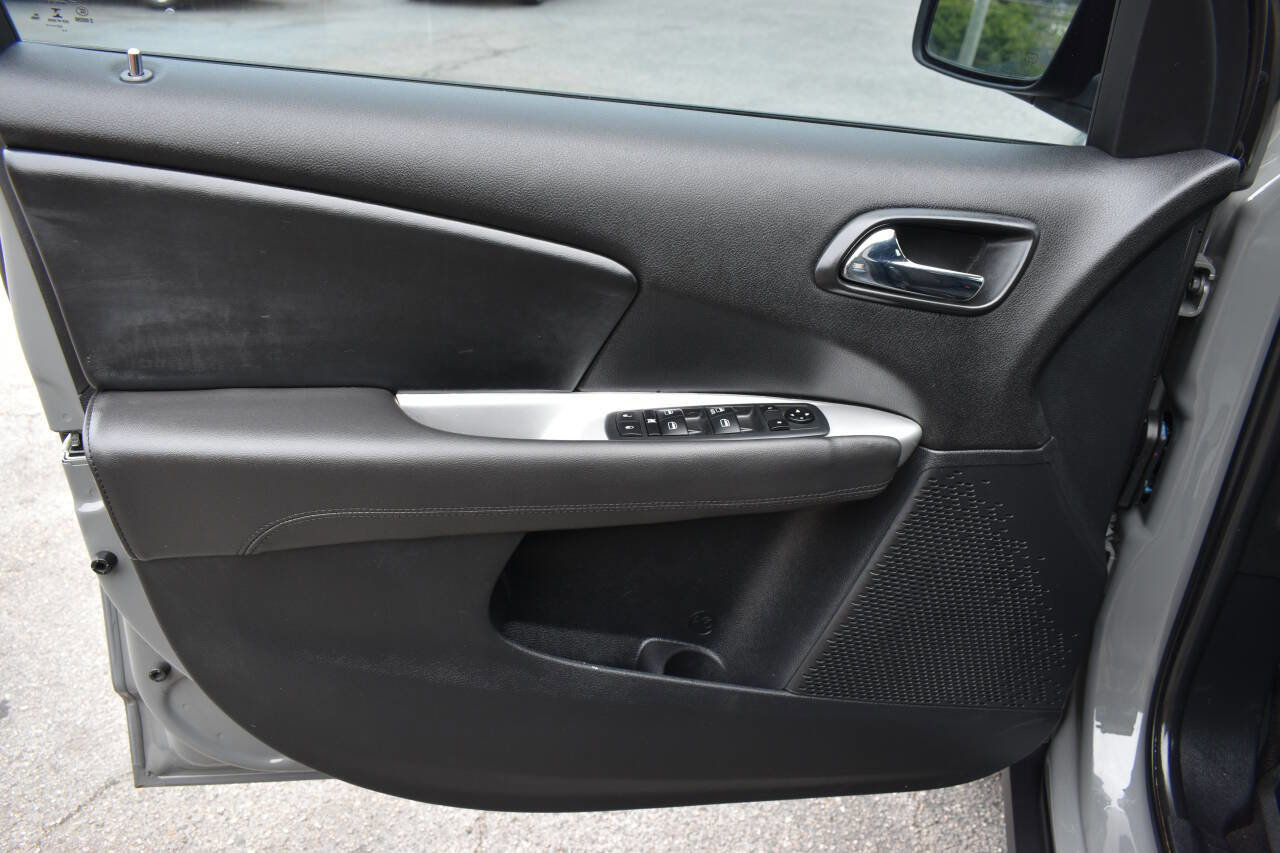 Used 2020 Dodge Journey SE FWD image 17