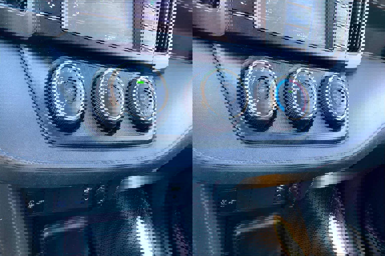 Used 2017 Toyota RAV4 LE image 31