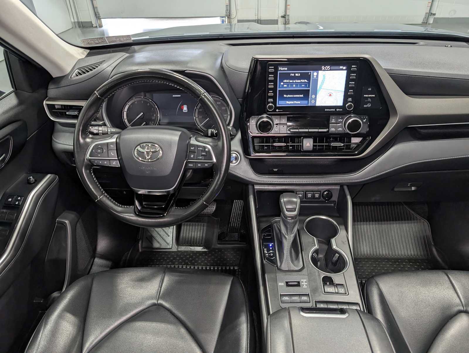 Used 2021 Toyota Highlander XLE AWD/4WD image 18