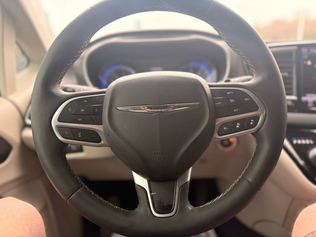 Used 2023 Chrysler Pacifica Touring-L image 28