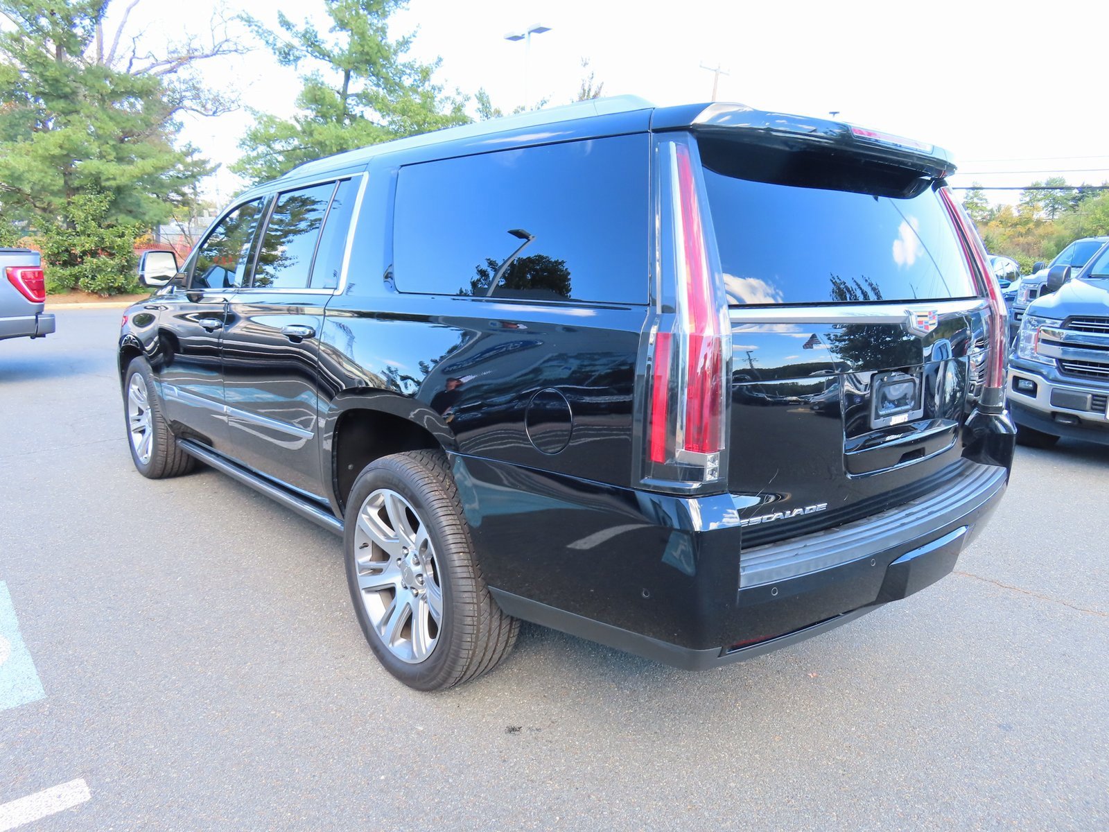 Used 2020 Cadillac Escalade ESV Premium Luxury image 7