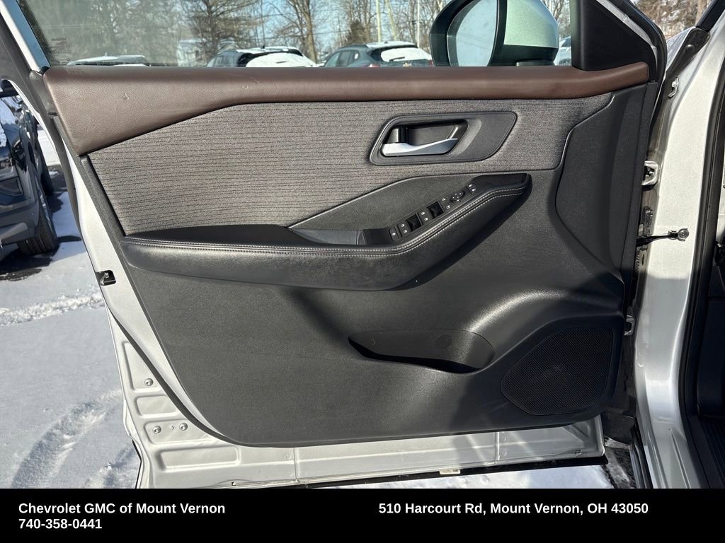 Used 2023 Nissan Rogue SV image 12