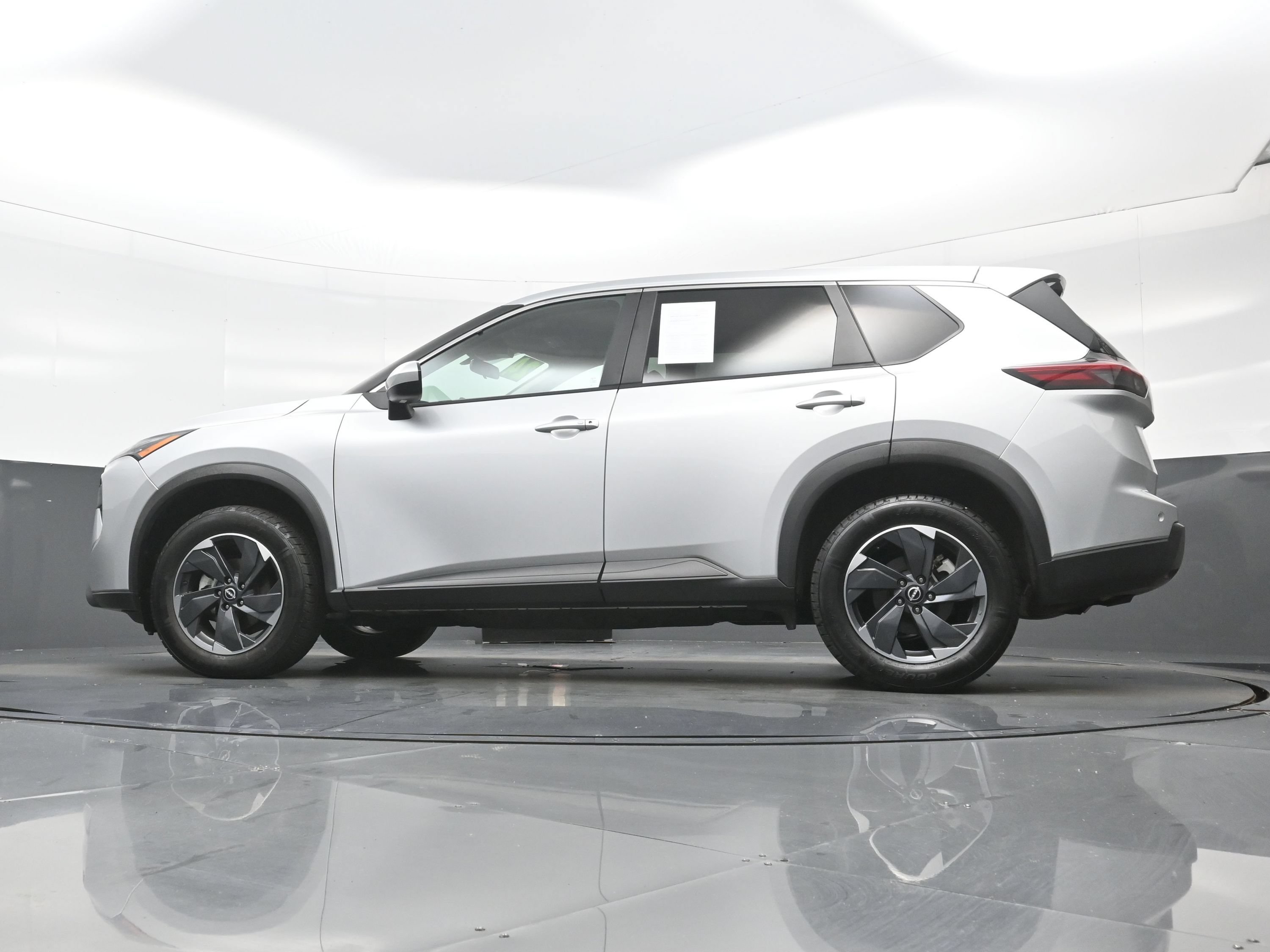 Used 2024 Nissan Rogue SV FWD image 27