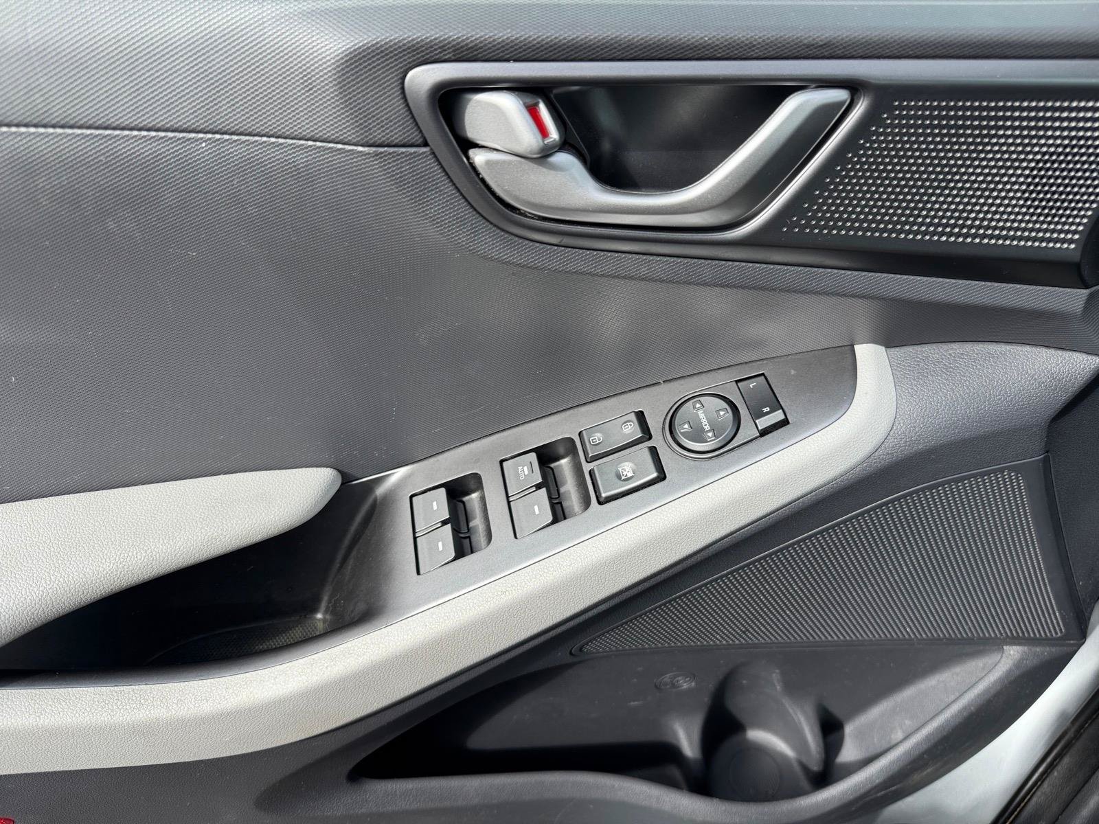 Used 2022 Hyundai Ioniq SE FWD image 15