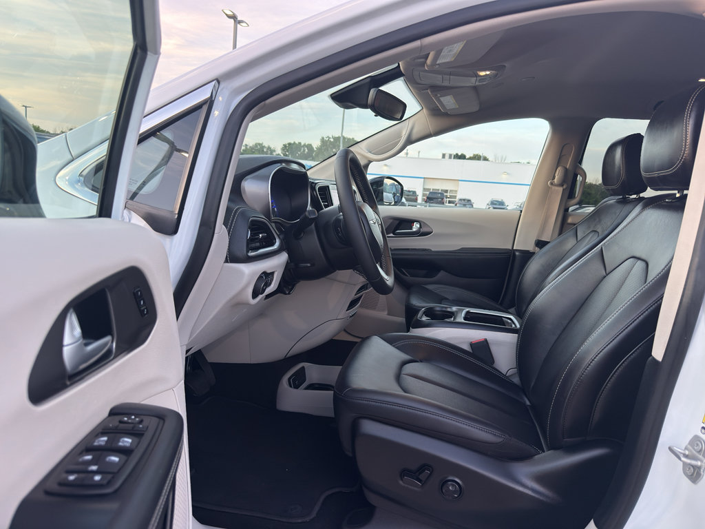 Used 2024 Chrysler Pacifica Touring-L FWD image 10
