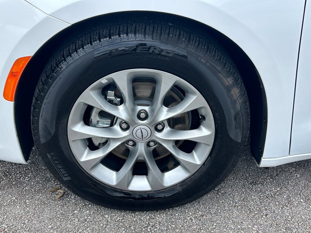 Used 2026 Chrysler Pacifica Limited FWD image 18