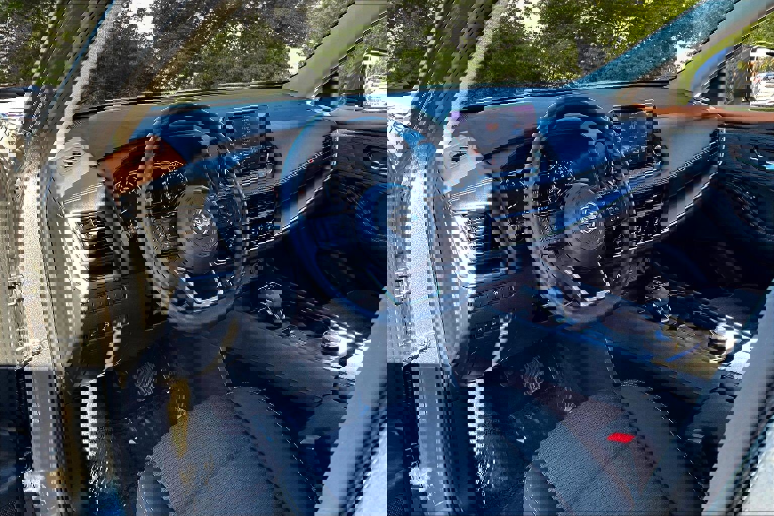 Used 2023 Nissan Rogue SV image 18