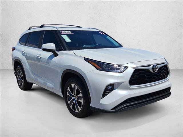 Used 2023 Toyota Highlander XLE FWD image 3