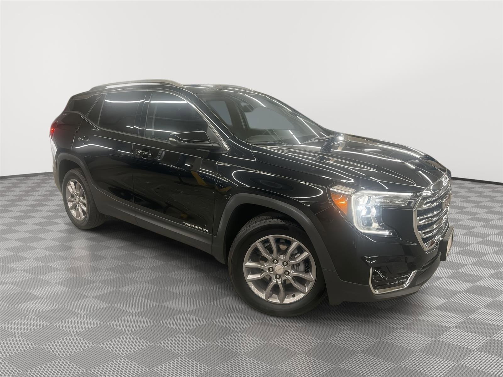 Used 2024 GMC Terrain SLT image 3
