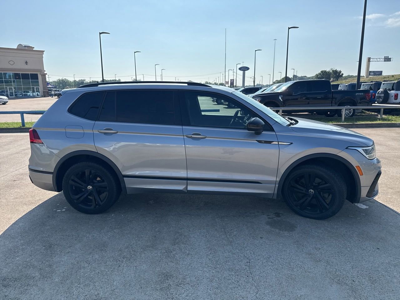 Used 2023 Volkswagen Tiguan SE R-Line FWD image 17