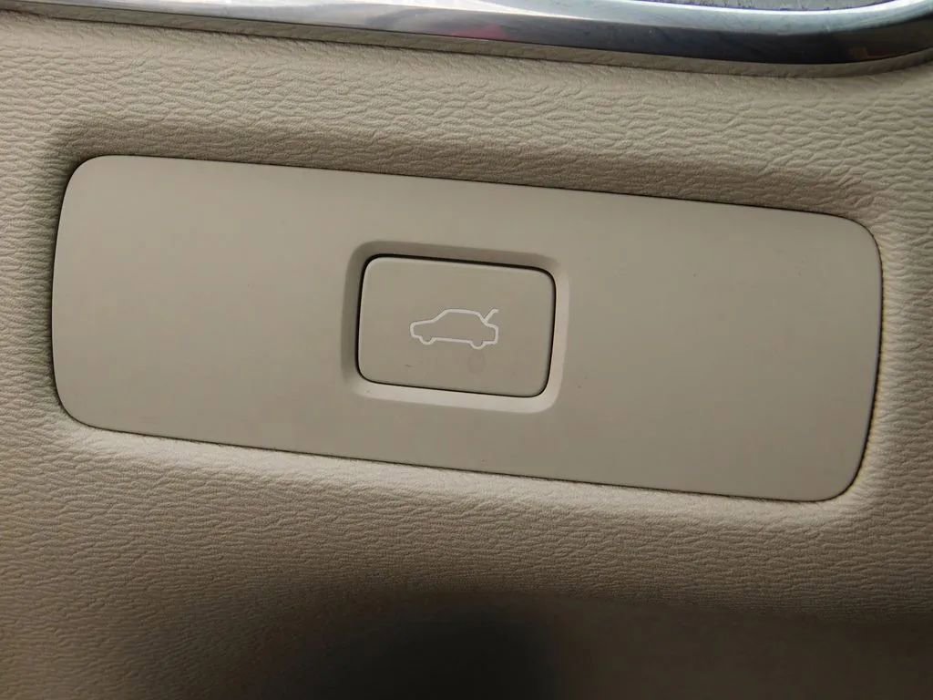 Used 2024 Volvo XC60 B5 Plus image 26