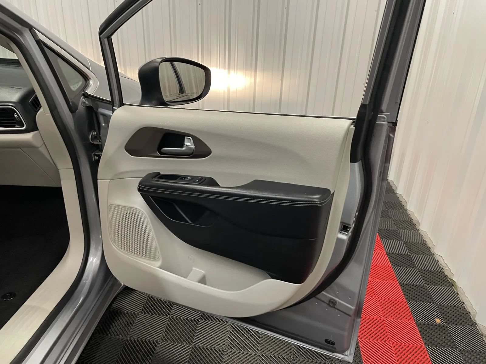 Used 2021 Chrysler Voyager Lxi FWD image 40