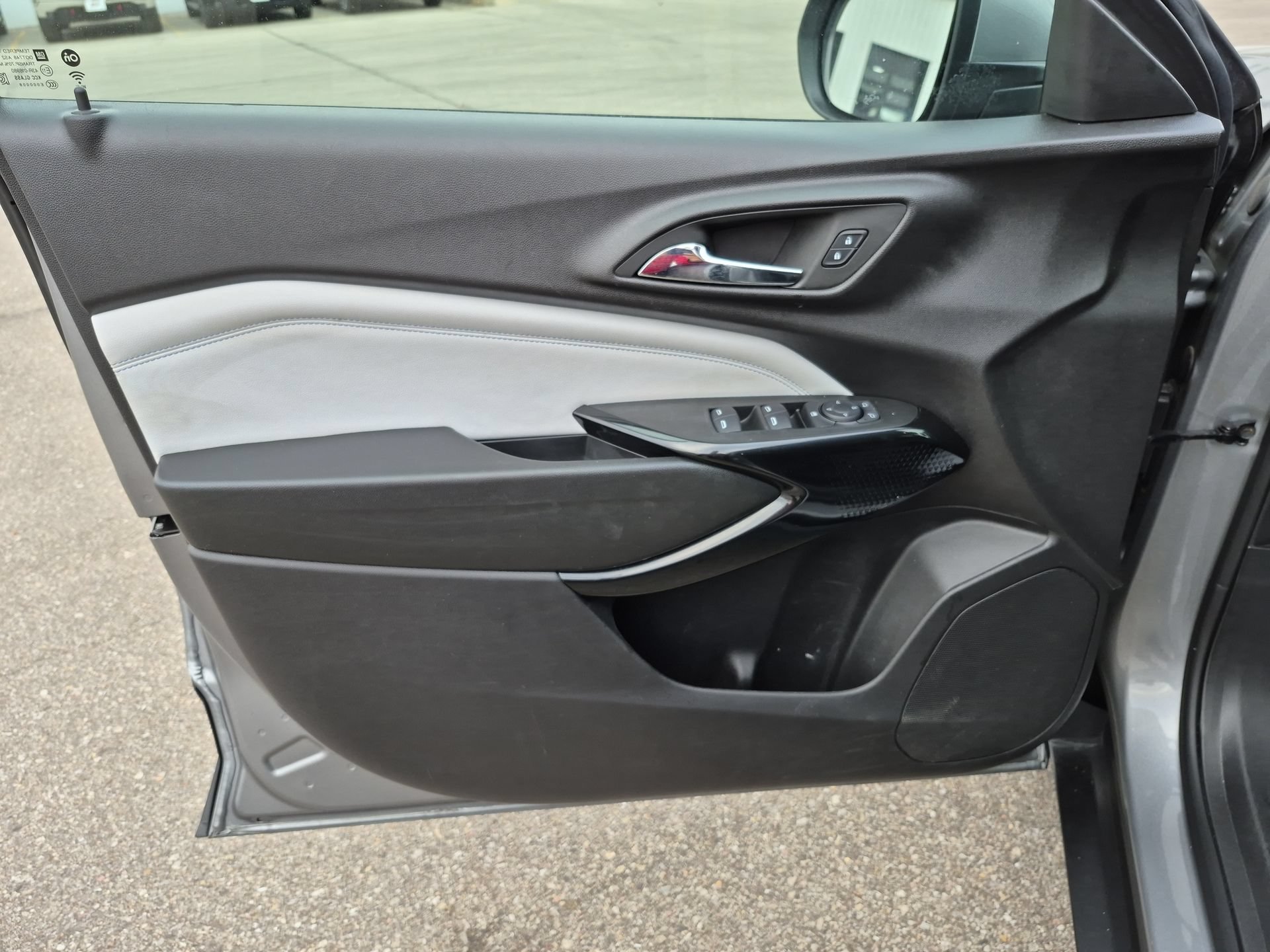 Used 2025 Chevrolet Trax LT FWD image 21