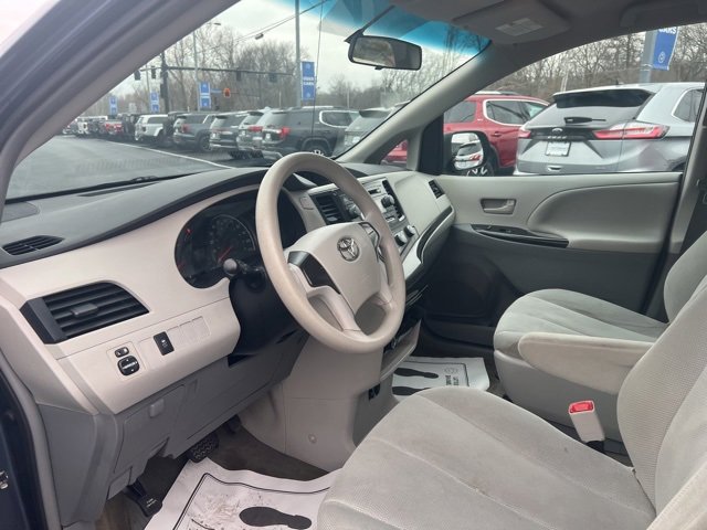 Used 2013 Toyota Sienna L image 2