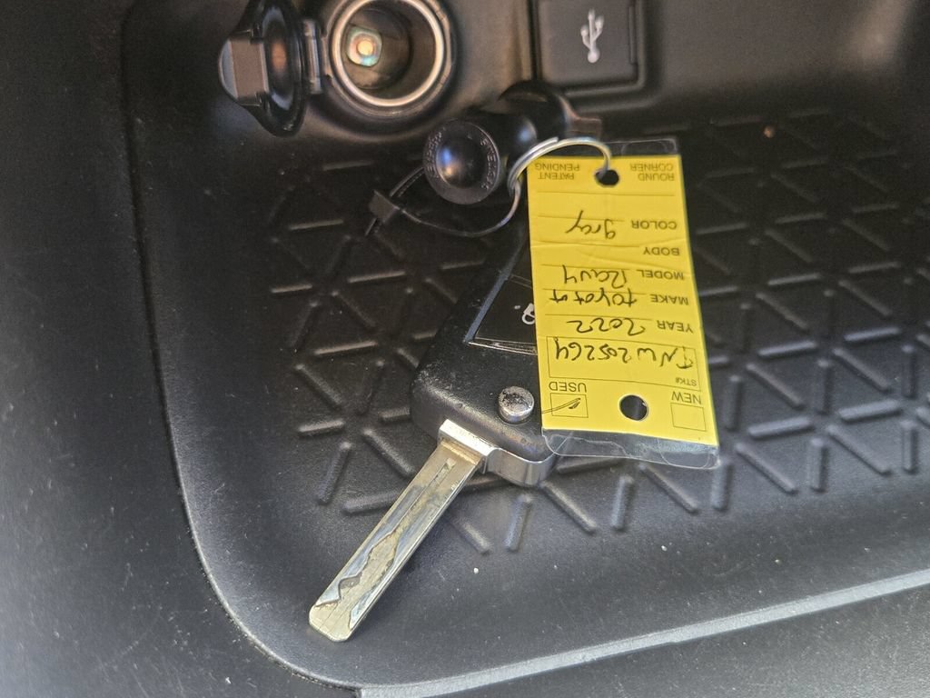 Used 2022 Toyota RAV4 LE FWD image 18