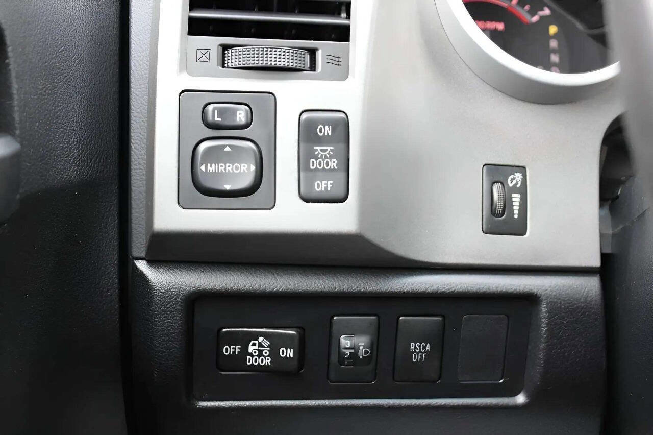 Used 2013 Toyota Tundra 4x4 CrewMax image 11