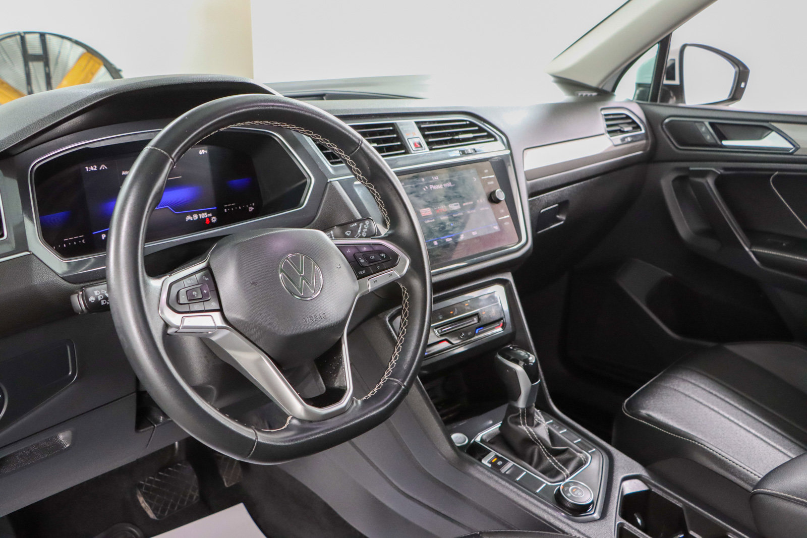 Used 2022 Volkswagen Tiguan SE AWD/4WD image 23