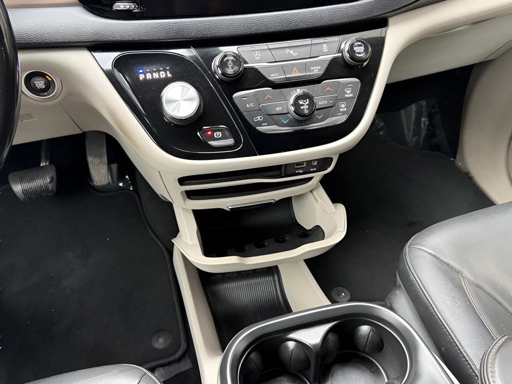 Used 2019 Chrysler Pacifica Touring-L FWD image 47