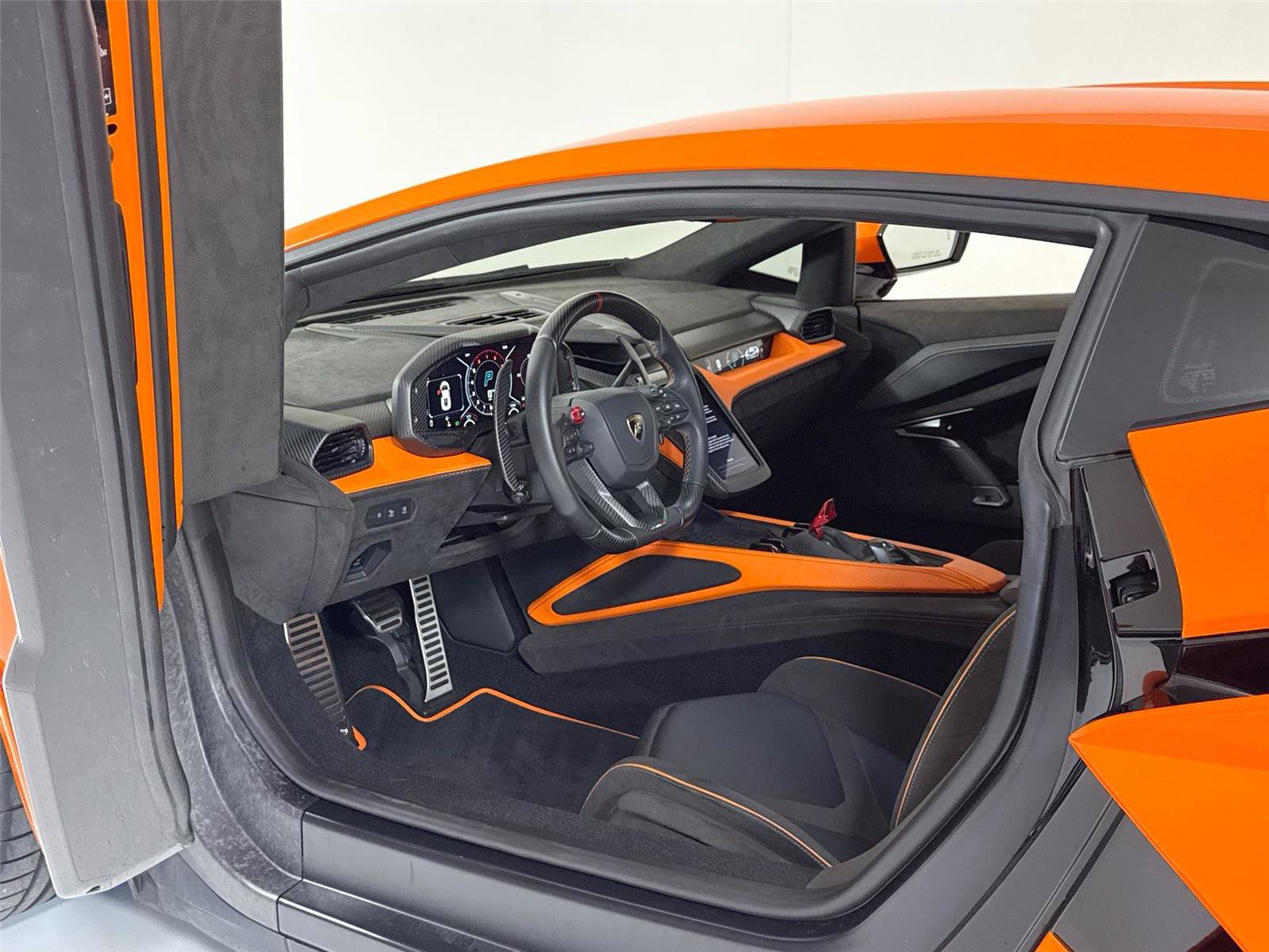 Used 2024 Lamborghini Revuelto image 12