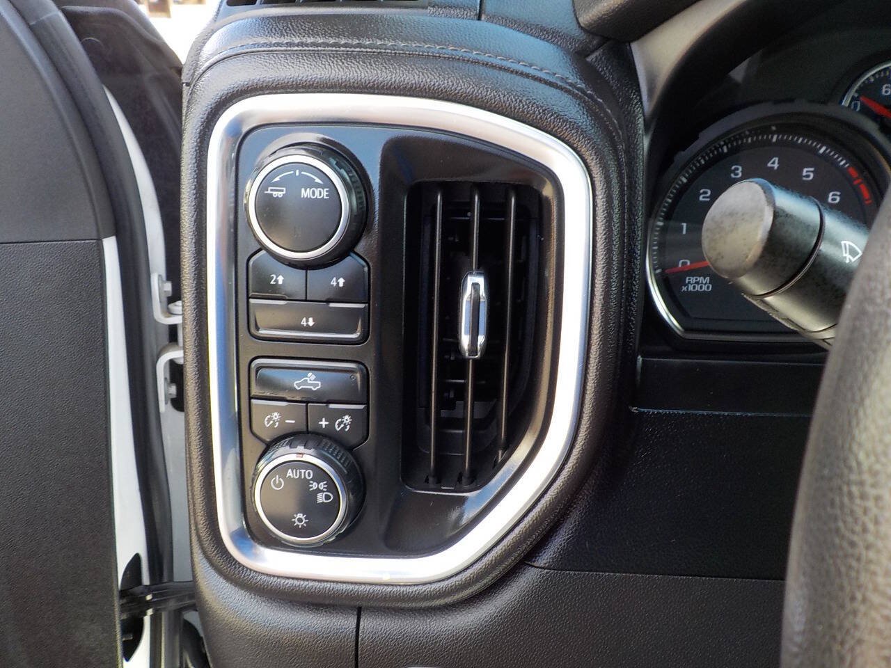 Used 2022 Chevrolet Silverado 2500 LT AWD/4WD image 16