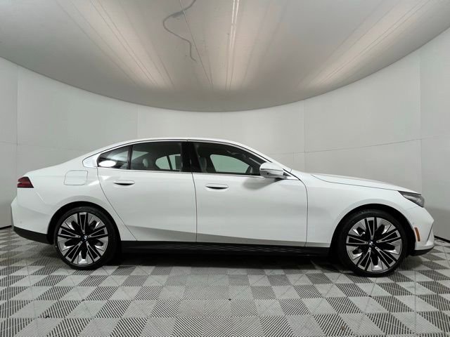 Used 2025 BMW 530i xDrive w/ Premium Package image 8