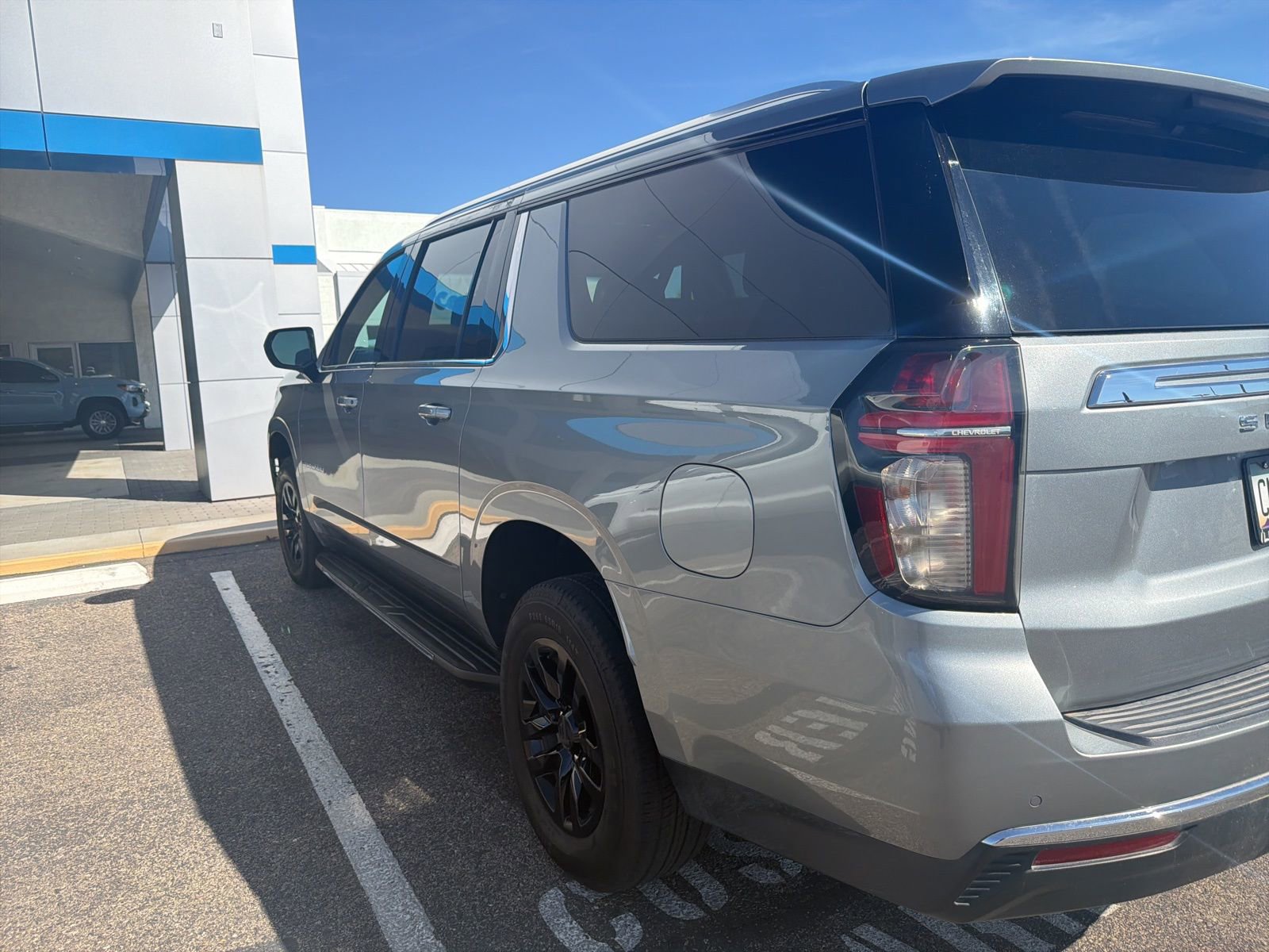 Used 2023 Chevrolet Suburban LT image 2