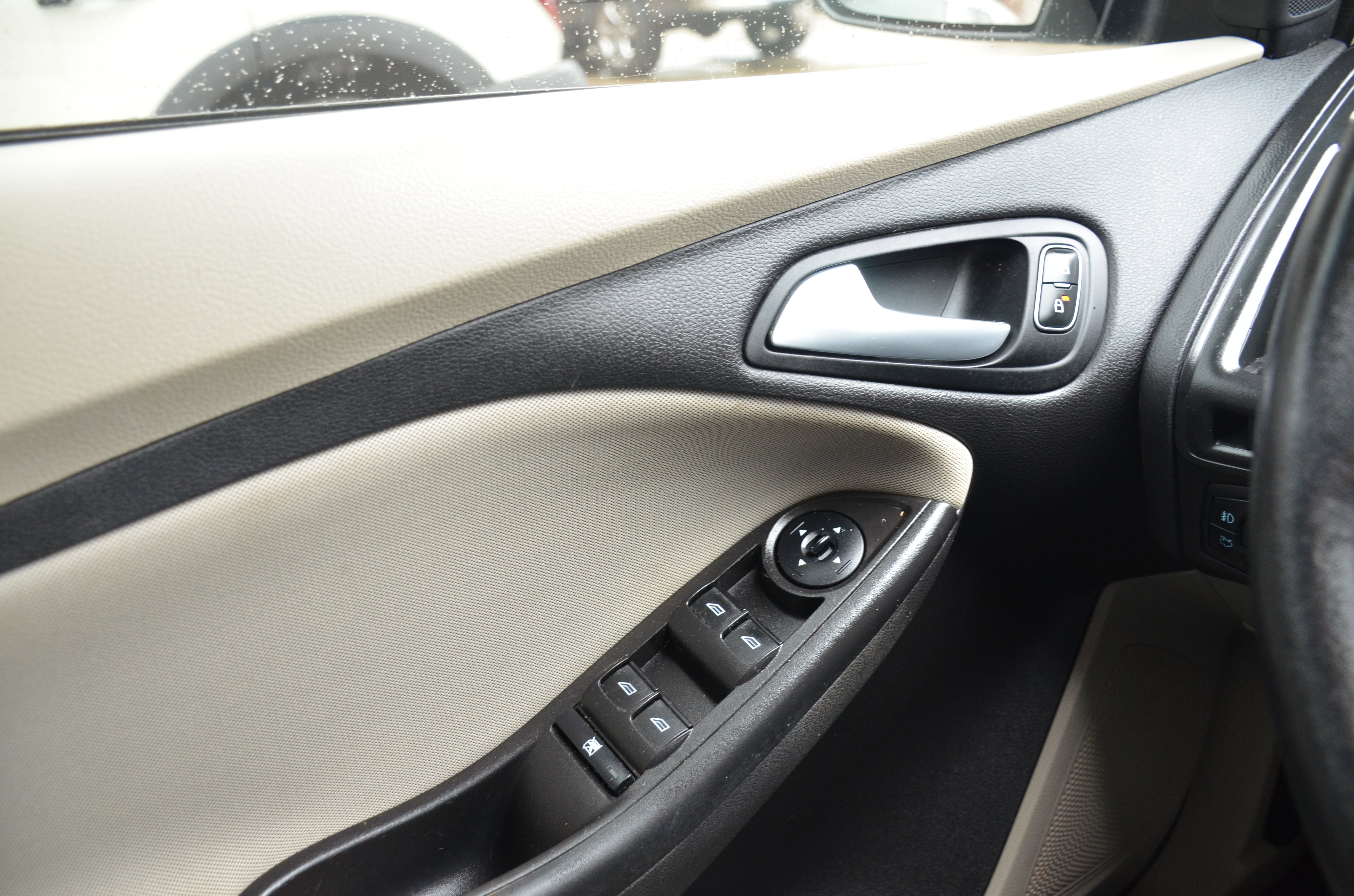 Used 2018 Ford Focus SE w/ SE Appearance Package image 9