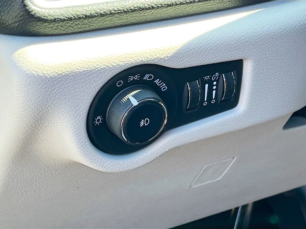 Used 2024 Chrysler Pacifica Limited w/ Trailer Tow Group image 10