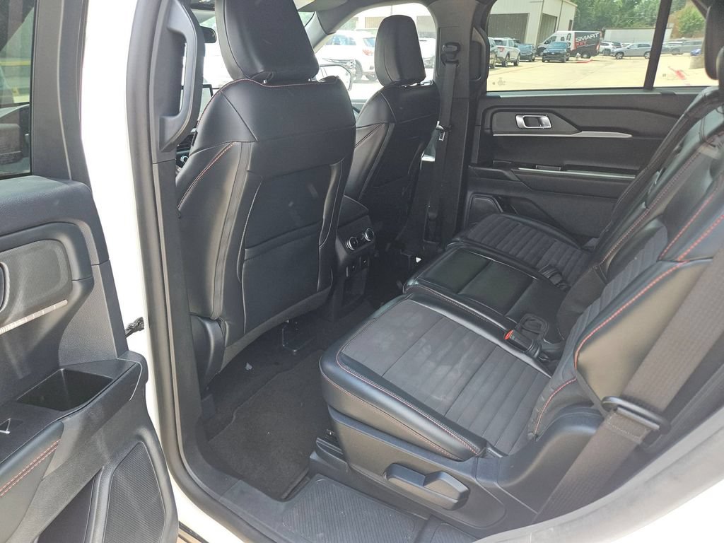 Used 2025 Ford Explorer ST-Line w/ ST-Line Street Pack AWD/4WD image 28