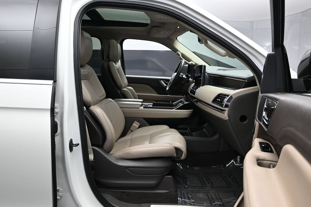Used 2024 Lincoln Navigator Premiere AWD/4WD image 27
